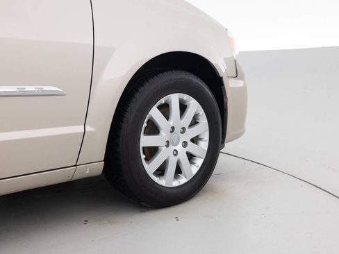 Used 2012 Chrysler Town & Country Touring-L w/ Entertainment Group #2 FWD image 18