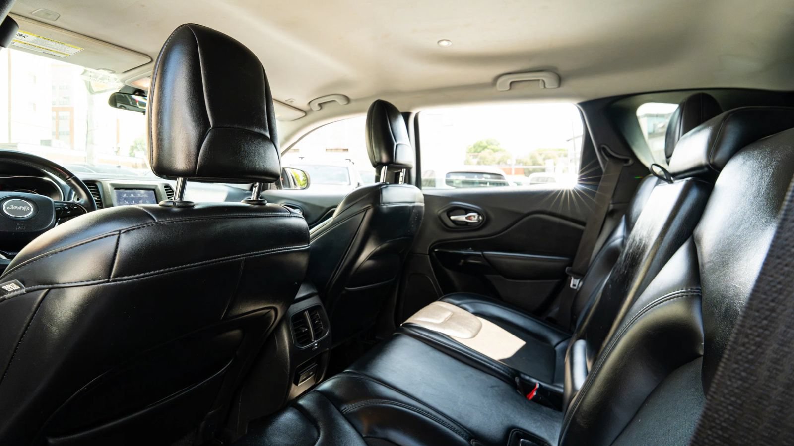 Used 2019 Jeep Cherokee Latitude Plus AWD/4WD image 23