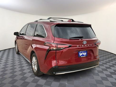 Used 2022 Toyota Sienna Limited image 3