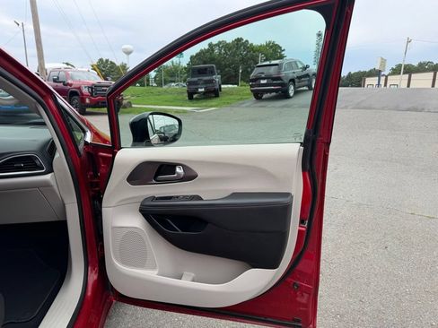 Used 2024 Chrysler Pacifica Touring-L FWD image 29