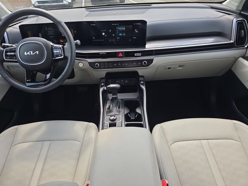 Certified 2025 Kia Sorento EX image 12