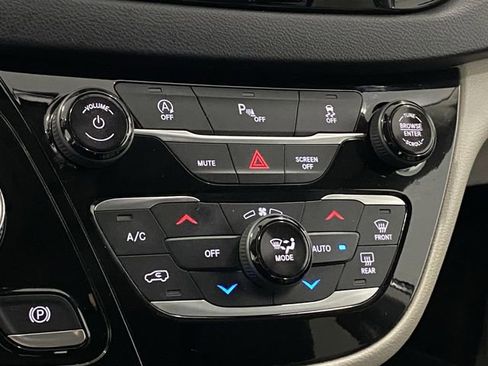 Used 2018 Chrysler Pacifica Touring-L image 26