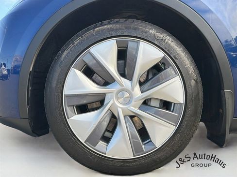 Used 2023 Tesla Model Y Long Range AWD/4WD image 39