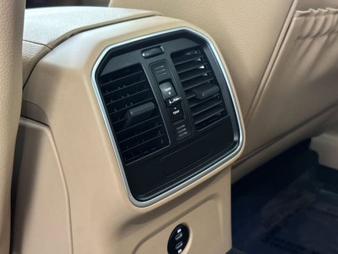 Certified 2025 Porsche Macan image 15