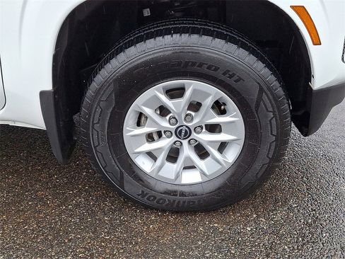 Used 2024 Nissan Frontier SV w/ Technology Package image 9