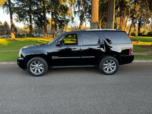 Used 2013 GMC Yukon Denali image 2