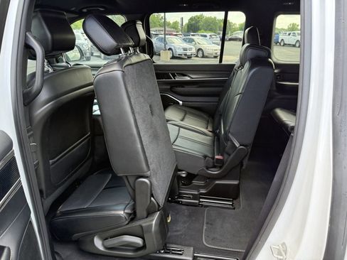 Used 2024 Jeep Wagoneer Series II w/ Flexible Seating Group AWD/4WD image 14