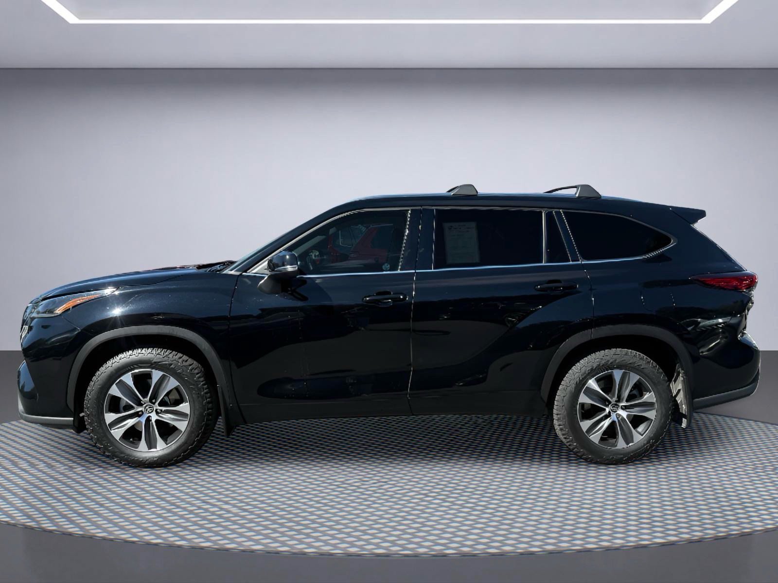 Used 2021 Toyota Highlander XLE AWD/4WD image 3