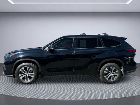 Used 2021 Toyota Highlander XLE AWD/4WD image 3