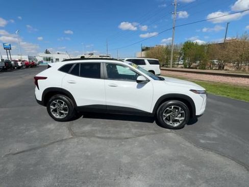 Used 2024 Chevrolet Trax LT w/ LT Convenience Package FWD image 9