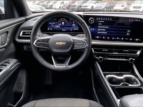 Used 2025 Chevrolet Traverse LT image 7