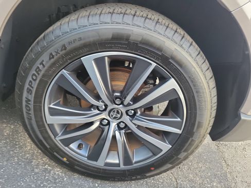 Used 2022 Toyota Venza LE AWD/4WD image 29