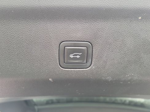 Used 2024 GMC Yukon XL SLT w/ SLT Luxury Package image 9