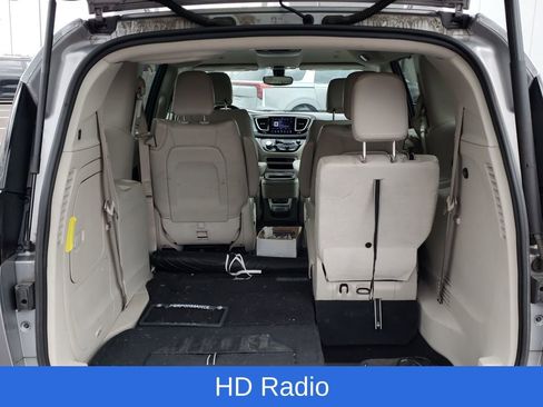 Used 2019 Chrysler Pacifica Touring-L w/ Premium Audio Group FWD image 8