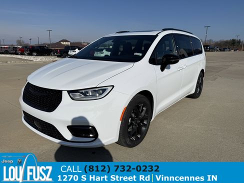 New 2026 Chrysler Pacifica Limited w/ S Appearance Package image 3