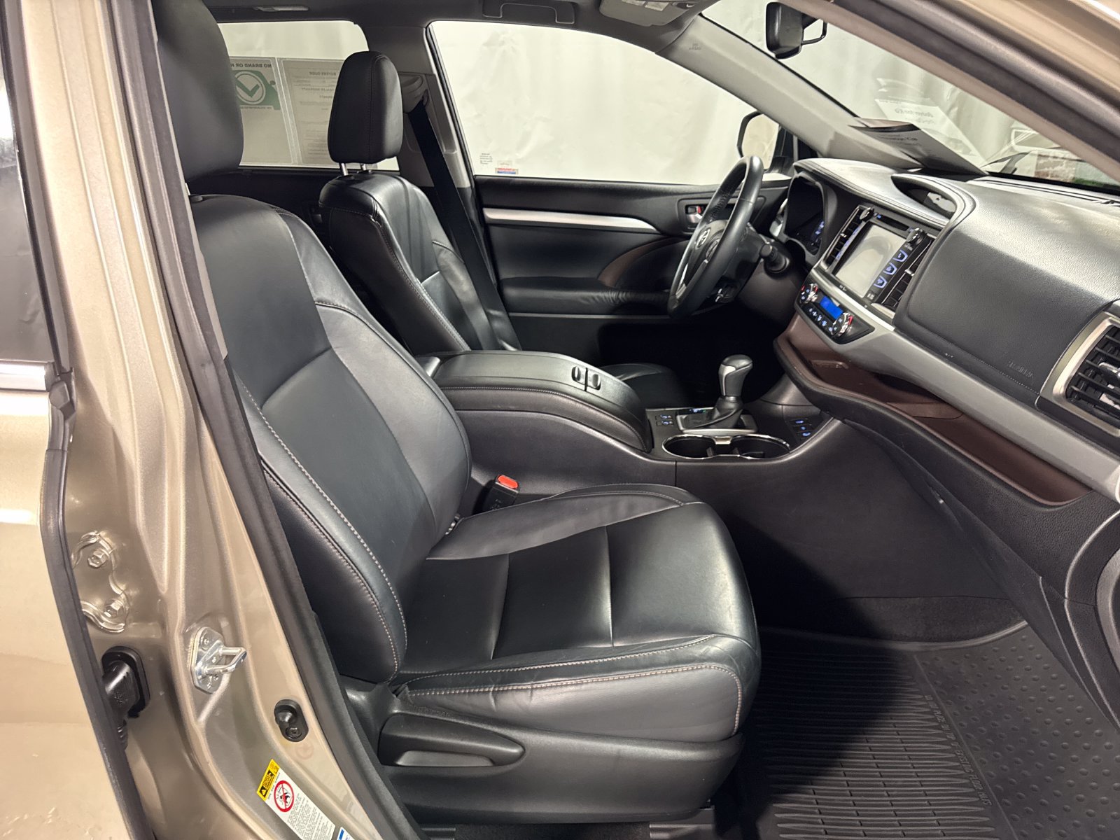 Used 2015 Toyota Highlander XLE AWD/4WD image 29