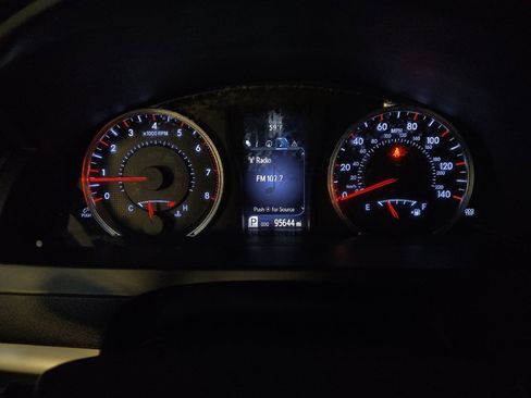 Used 2016 Toyota Camry SE w/ Moonroof Package FWD image 23