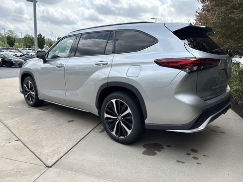 Used 2022 Toyota Highlander XSE AWD/4WD image 3