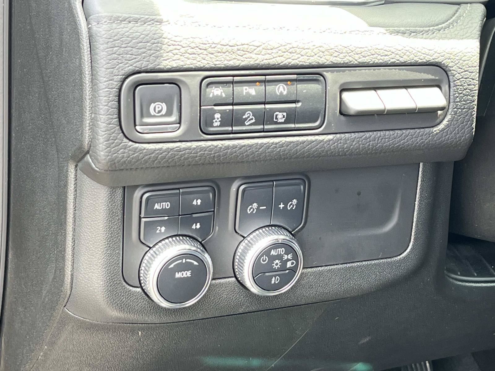 Used 2024 GMC Yukon XL Denali AWD/4WD image 32