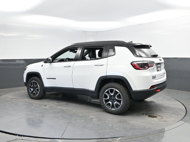 Used 2025 Jeep Compass Trailhawk AWD/4WD image 8