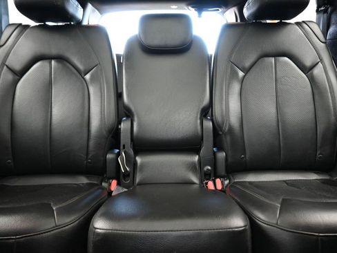 Used 2020 Chrysler Pacifica Touring-L image 33