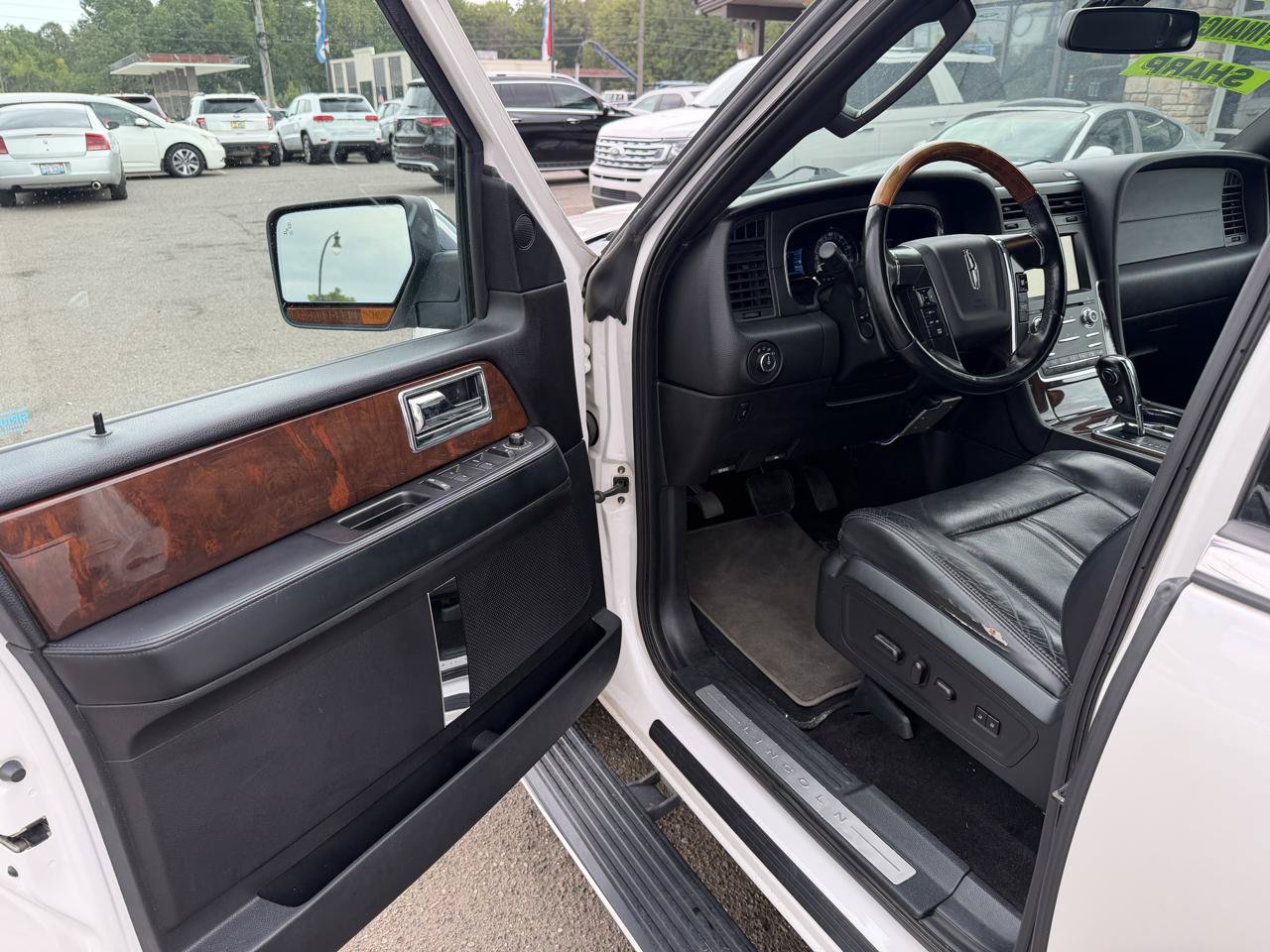 Used 2015 Lincoln Navigator 4WD image 10