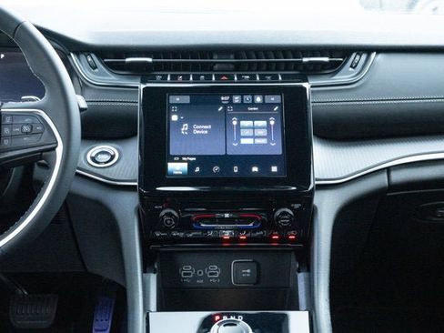 Certified 2025 Jeep Grand Cherokee Laredo X image 30