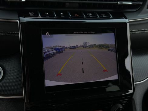 Used 2023 Jeep Grand Cherokee Laredo image 14