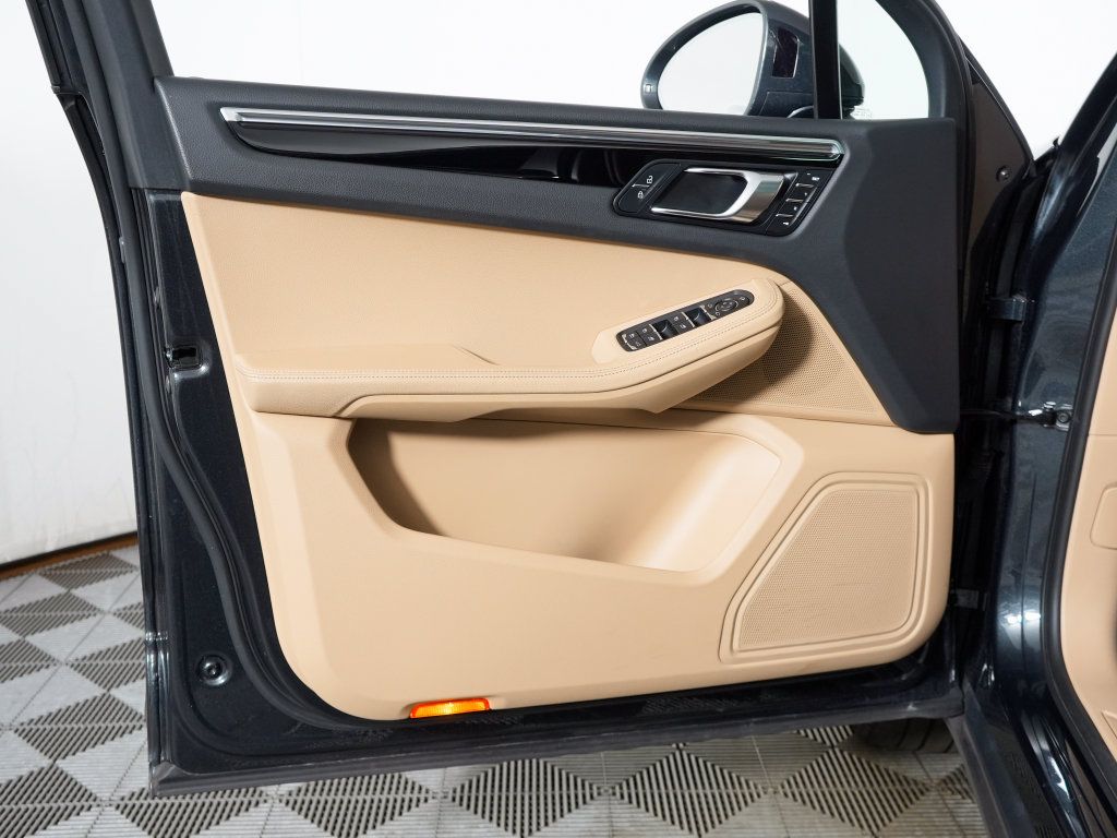 Certified 2023 Porsche Macan AWD/4WD image 17