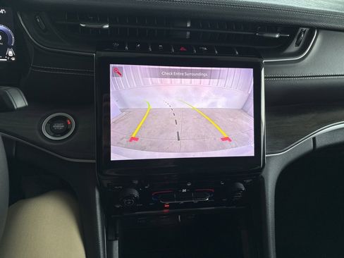 Used 2023 Jeep Grand Cherokee Limited image 15