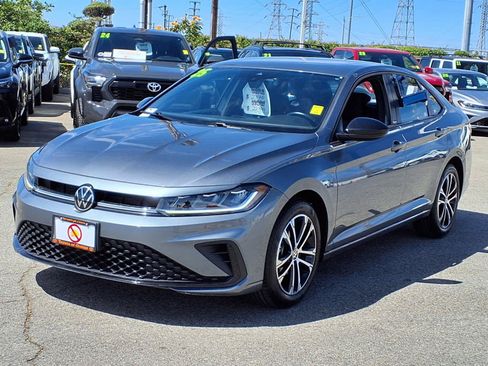 Used 2025 Volkswagen Jetta Sport FWD image 3
