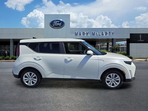 Used 2023 Kia Soul LX FWD image 6