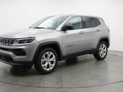 Used 2025 Jeep Compass Latitude AWD/4WD image 2