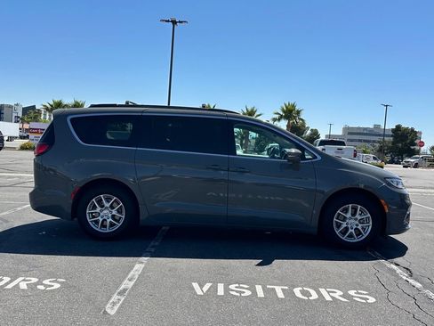 Used 2022 Chrysler Pacifica Touring-L FWD image 8