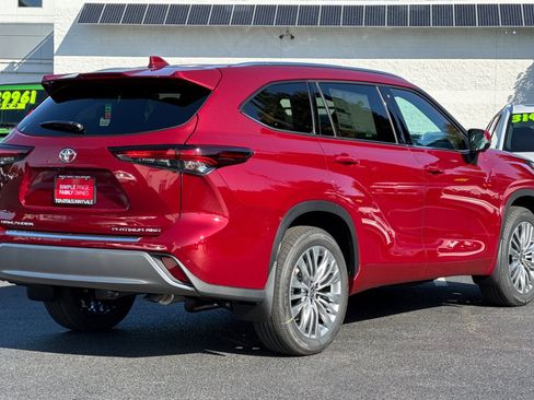 New 2025 Toyota Highlander Platinum image 3