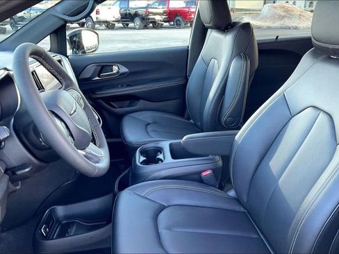 New 2026 Chrysler Pacifica Select image 9