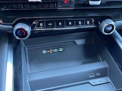 New 2025 Chevrolet Suburban Premier image 14