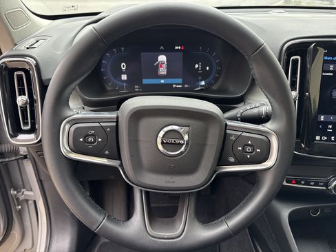 Used 2025 Volvo XC40 B5 Plus image 18