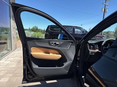 Certified 2025 Volvo XC60 B5 Ultra w/ Protection Package Premier image 9