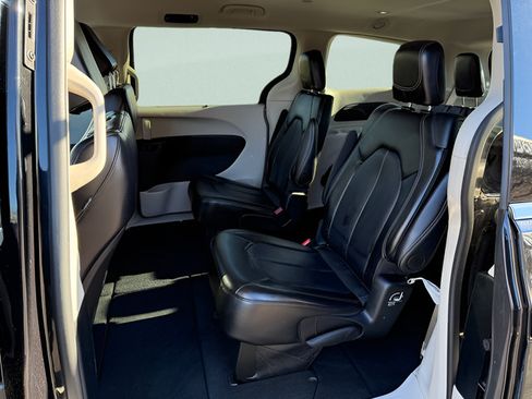Used 2024 Chrysler Pacifica Touring-L FWD image 4