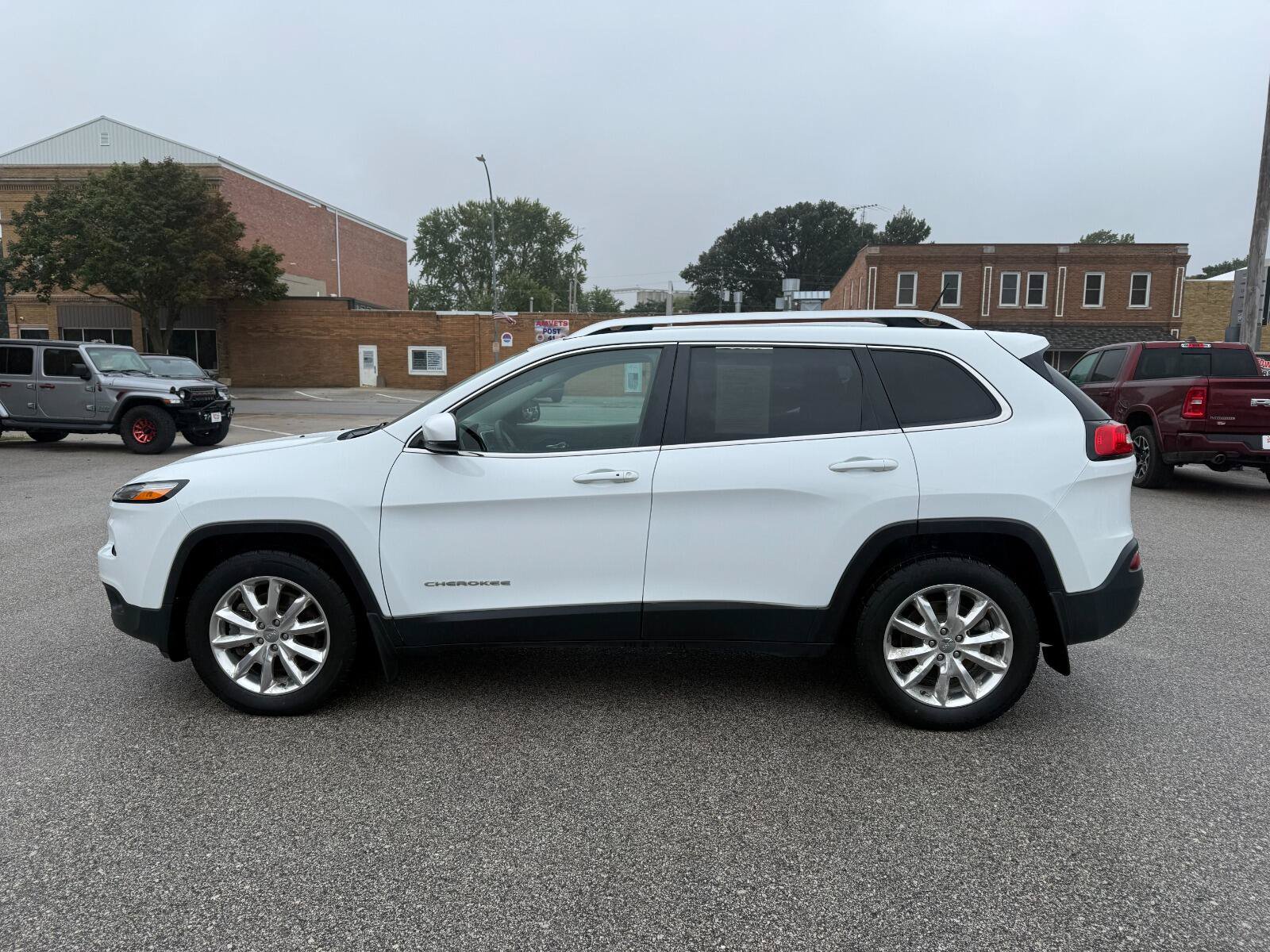 Used 2015 Jeep Cherokee Limited w/ Luxury Group AWD/4WD image 8