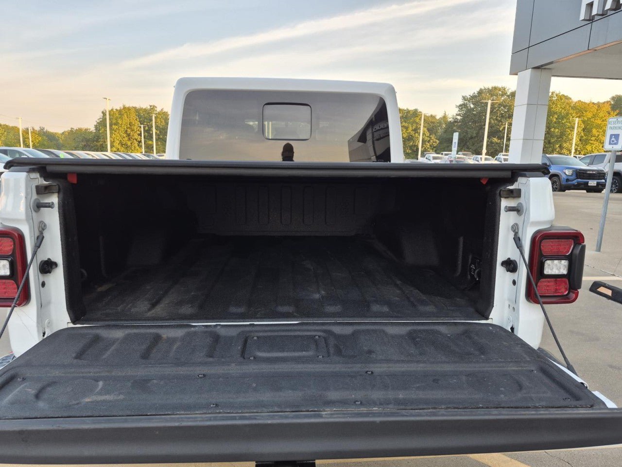 Used 2023 Jeep Gladiator Mojave AWD/4WD image 11