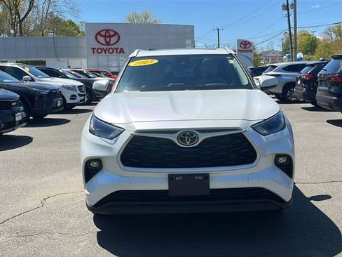 Used 2023 Toyota Highlander XLE AWD/4WD image 2