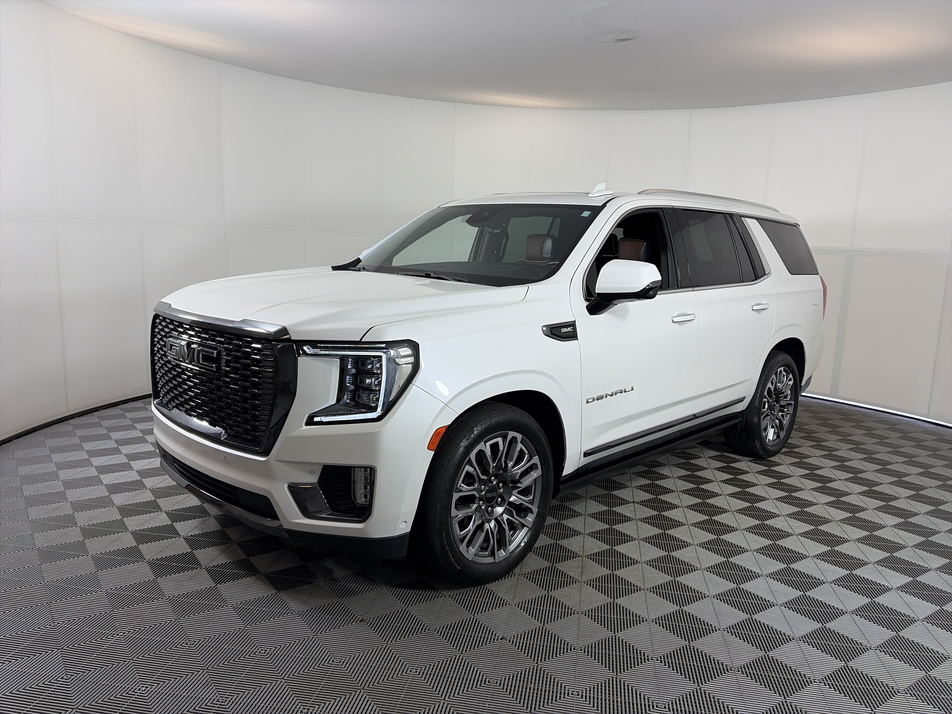 Used 2023 GMC Yukon Denali Ultimate w/ LPO, Floor Liner Package AWD/4WD image 2