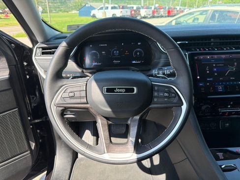 Used 2023 Jeep Grand Cherokee L Limited w/ Black Appearance Package AWD/4WD image 14