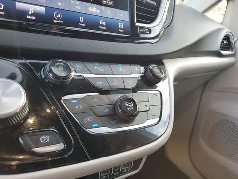 Used 2024 Chrysler Pacifica Touring-L image 21