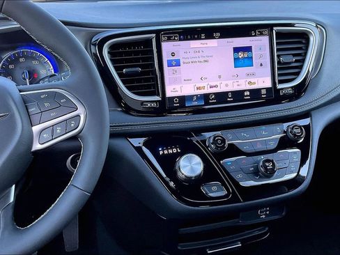 New 2026 Chrysler Pacifica Select image 7