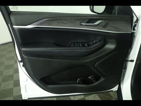 Used 2023 Jeep Grand Cherokee Limited w/ Black Appearance Package image 22