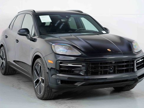 Used 2024 Porsche Cayenne w/ Premium Package image 57