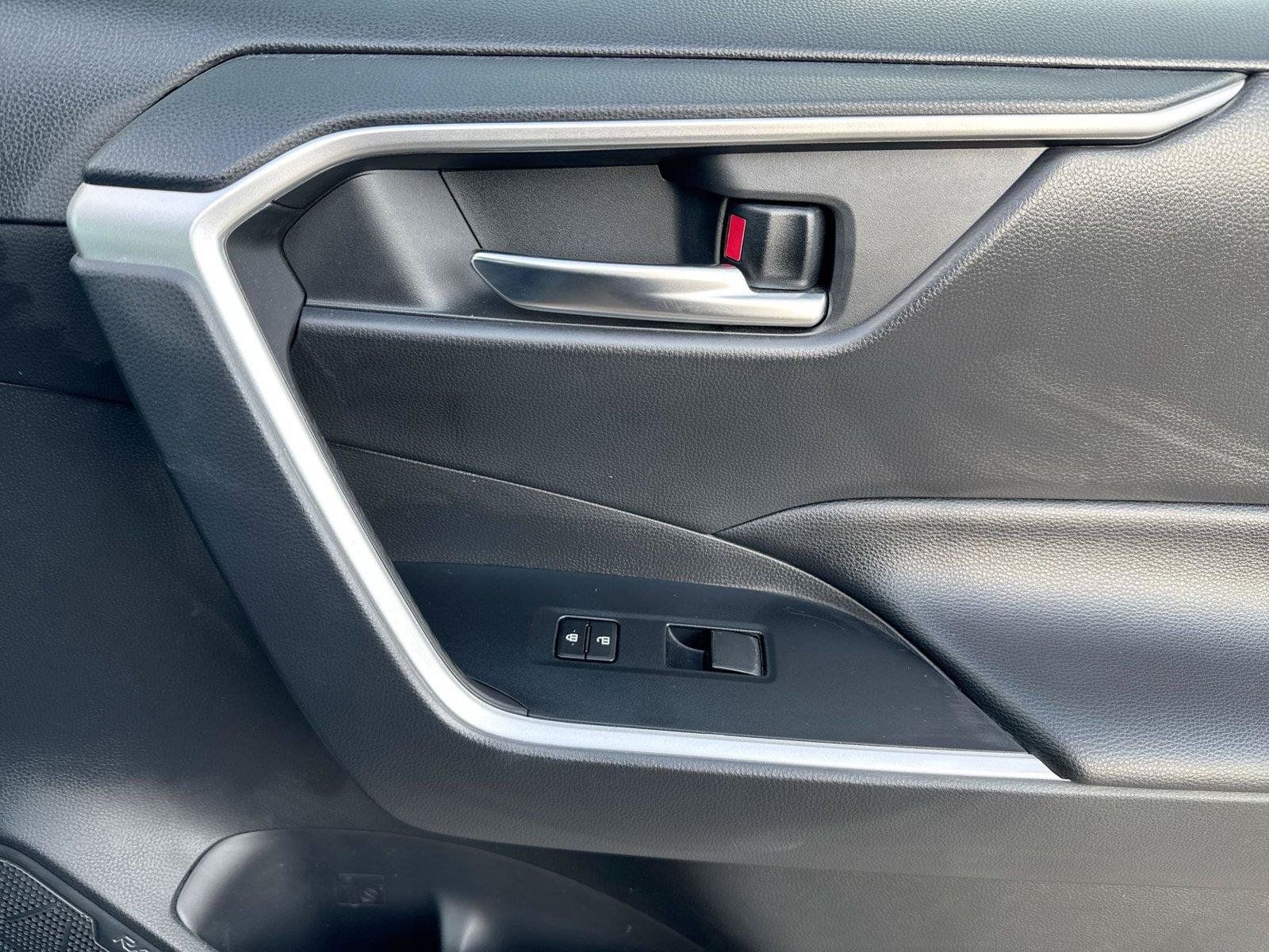 Used 2019 Toyota RAV4 XLE w/ Convenience Package FWD image 19